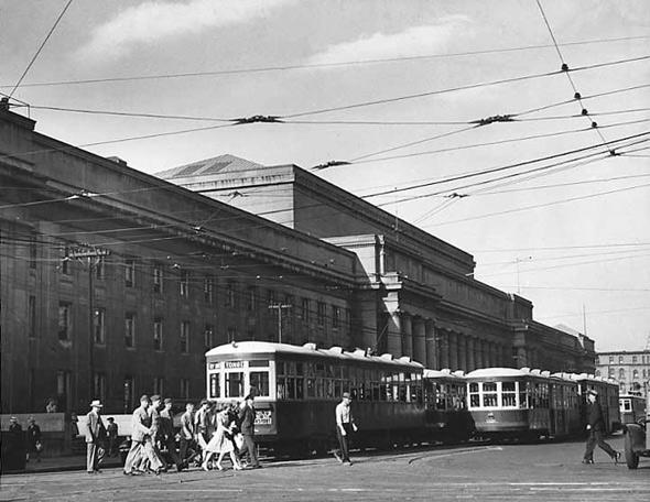 20101214-Street_railway_cars_in_front_of_Union_Station1943.jpg