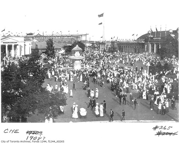 201188-CNE-fountain-crowds-1908-f1244_it0265.jpg