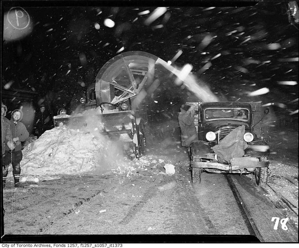 20111026-snow-blower-night-1943.jpg
