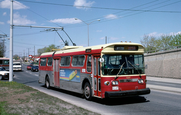 2011513-Toronto_Flyer_E700A_trolleybus_in_1987.jpg