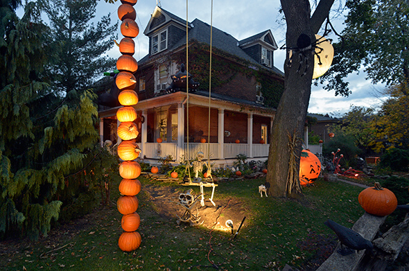 Toronto house halloween decorations